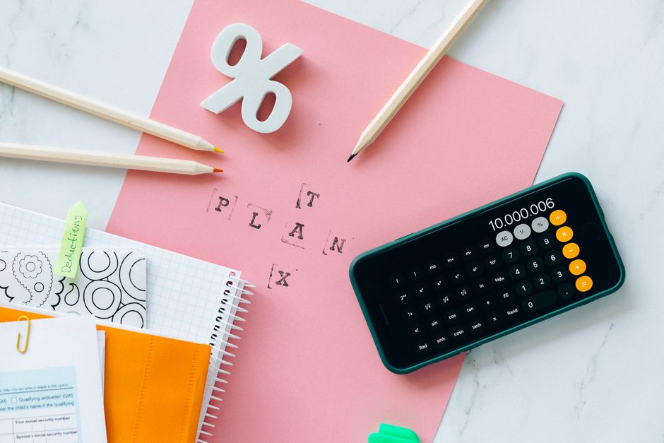 Flat lay s alatima za poresko planiranje – kalkulator, olovke i uredski pribor